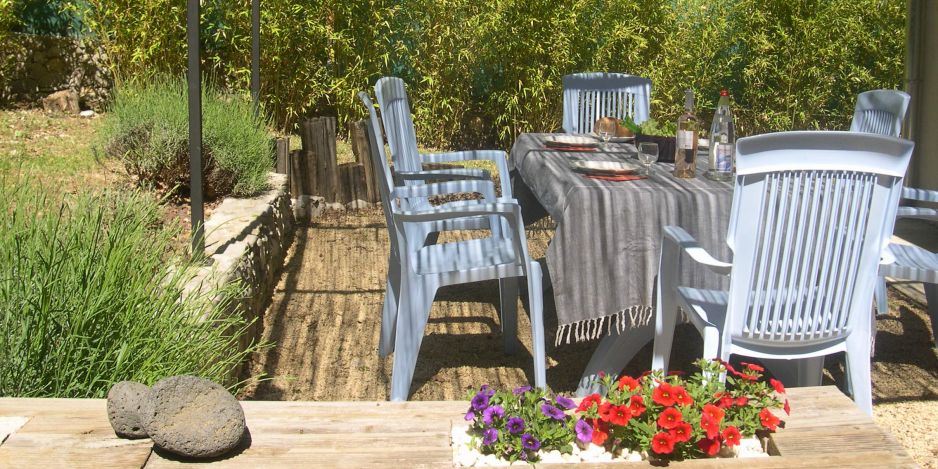 Le coin repas de la terrasse derrière