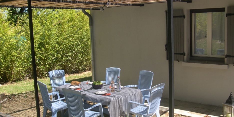 Le coin repas de la terrasse derrière